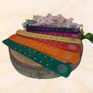 Gekleurde wierookstokjes plankje