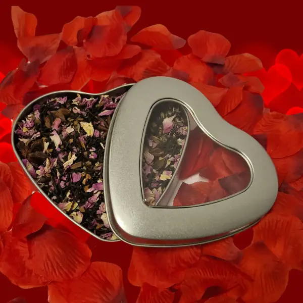 Knuffel thee, zwarte thee in hartvormig blik Knuffel thee, zwarte thee in hartvormig blik