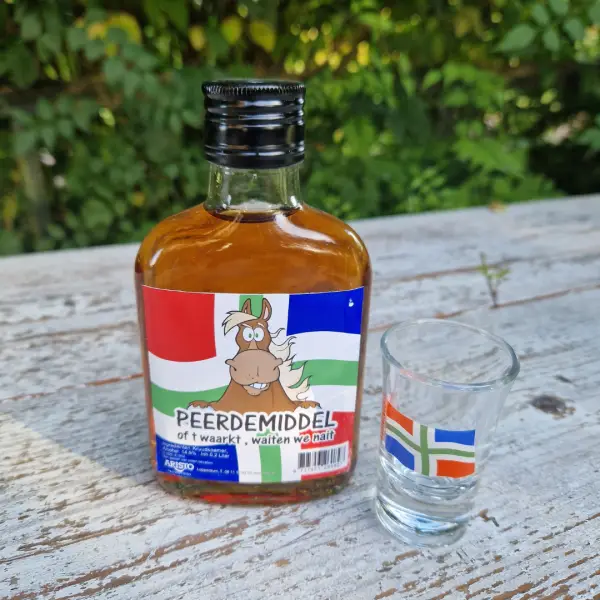 set likorette en borrelglaasje Gronings