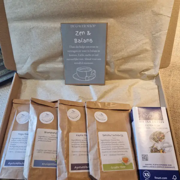 theepakket Zen en Balans met theezakjes open doos ingezoomd theepakket Zen & Balans met theezakjes